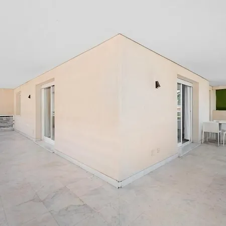 - Marina Banus, Puerto Banus, 2br Comfortable, Pool & Parking Marbella