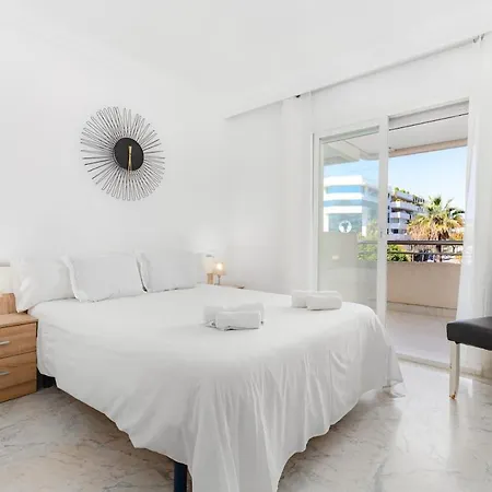 - Marina Banus, Puerto Banus, 2br Comfortable, Pool & Parking Lejlighed Marbella