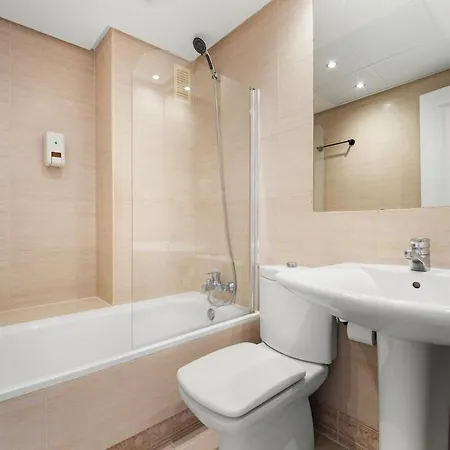 - Marina Banus, Puerto Banus, 2br Comfortable, Pool & Parking Lejlighed