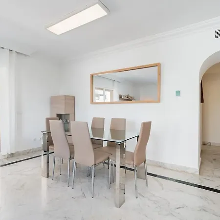 Lejlighed - Marina Banus, Puerto Banus, 2br Comfortable, Pool & Parking *