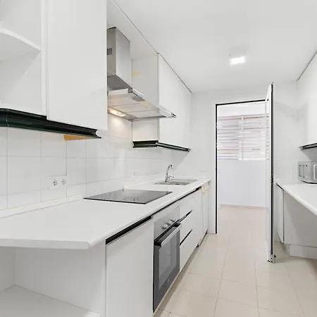 - Marina Banus, Puerto Banus, 2br Comfortable, Pool & Parking Marbella