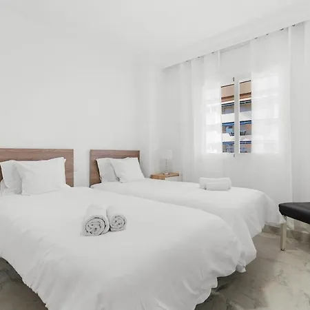 - Marina Banus, Puerto Banus, 2br Comfortable, Pool & Parking * Marbella