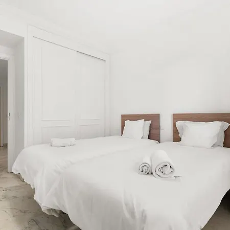 - Marina Banus, Puerto Banus, 2br Comfortable, Pool & Parking Lejlighed Marbella
