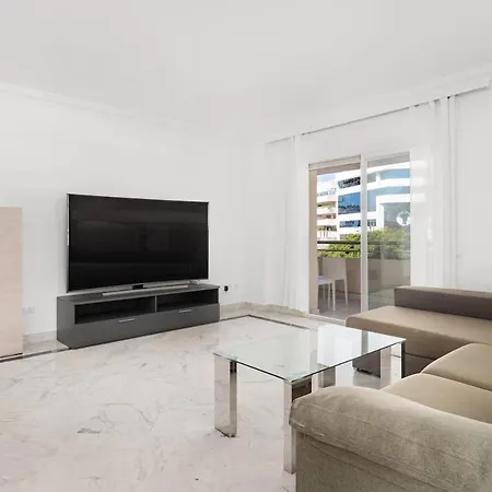- Marina Banus, Puerto Banus, 2br Comfortable, Pool & Parking Lejlighed *
