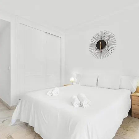 - Marina Banus, Puerto Banus, 2br Comfortable, Pool & Parking Lejlighed Marbella