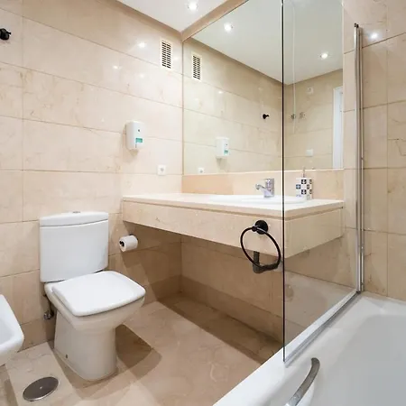 - Marina Banus, Puerto Banus, 2br Comfortable, Pool & Parking