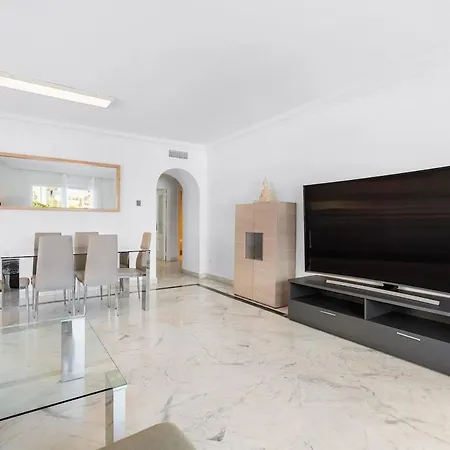 - Marina Banus, Puerto Banus, 2br Comfortable, Pool & Parking *