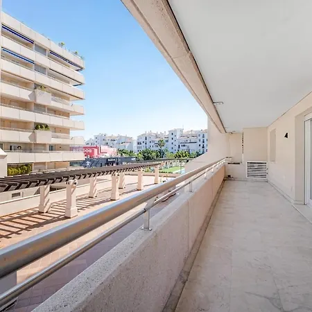 - Marina Banus, Puerto Banus, 2br Comfortable, Pool & Parking Marbella